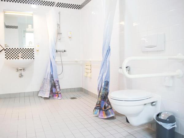 BlnCty Hotel : photo 4 de la chambre chambre lit king-size avec douche accessible en fauteuil roulant - adaptée aux personnes à mobilité réduite