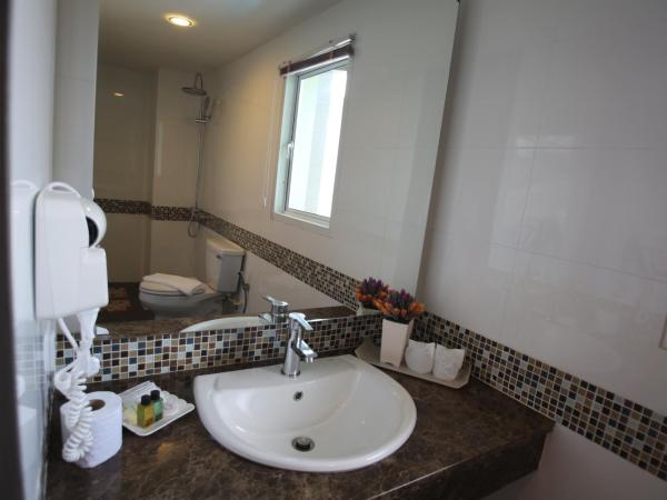 Trebel Pattaya : photo 9 de la chambre suite deluxe avec lit king-size