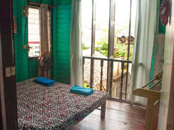 New Phiman Riverview Guesthouse : photo 3 de la chambre chambre double avec ventilateur et salle de bains commune