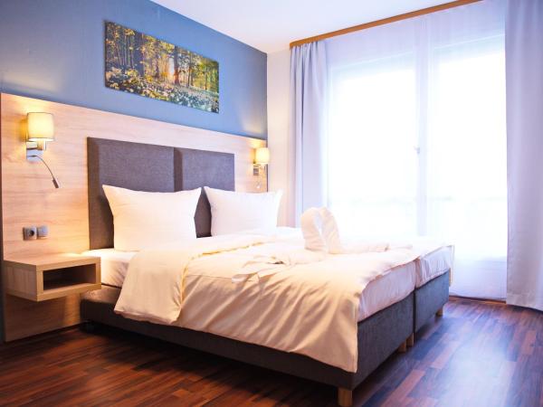 BlnCty Hotel : photo 2 de la chambre chambre lit king-size avec douche accessible en fauteuil roulant - adaptée aux personnes à mobilité réduite