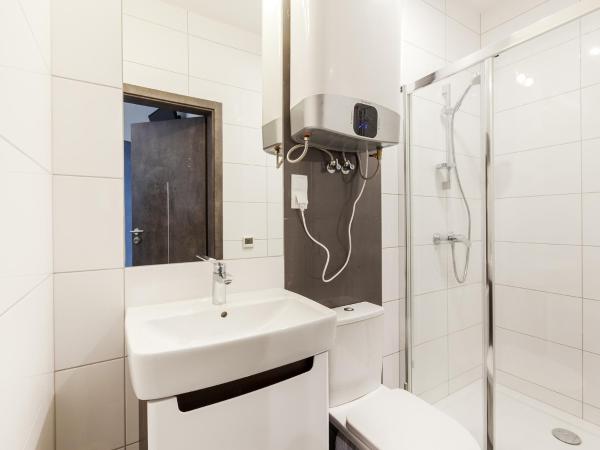 Cinema Hostel : photo 4 de la chambre chambre triple avec salle de bains privative