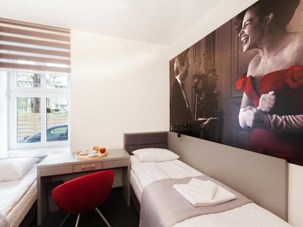 Cinema Hostel : photo 2 de la chambre chambre lits jumeaux avec salle de bains commune