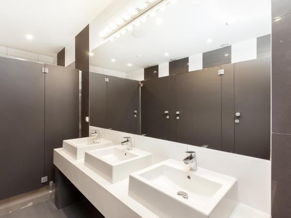 Cinema Hostel : photo 1 de la chambre chambre lits jumeaux avec salle de bains commune