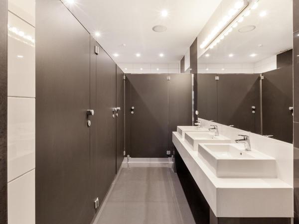 Cinema Hostel : photo 4 de la chambre chambre lits jumeaux avec salle de bains commune