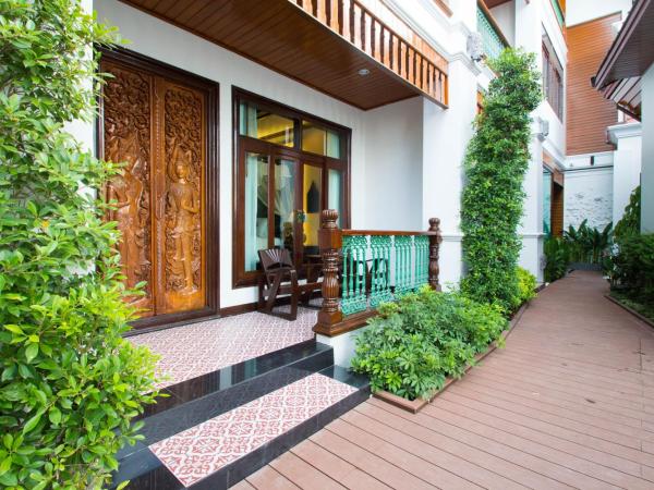 Villa Sirilanna Hotel : photo 1 de la chambre chambre lit king-size de luxe avec baignoire spa et balcon privé