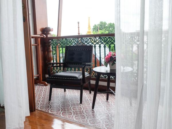 Villa Sirilanna Hotel : photo 2 de la chambre chambre lit king-size de luxe avec baignoire spa et balcon privé