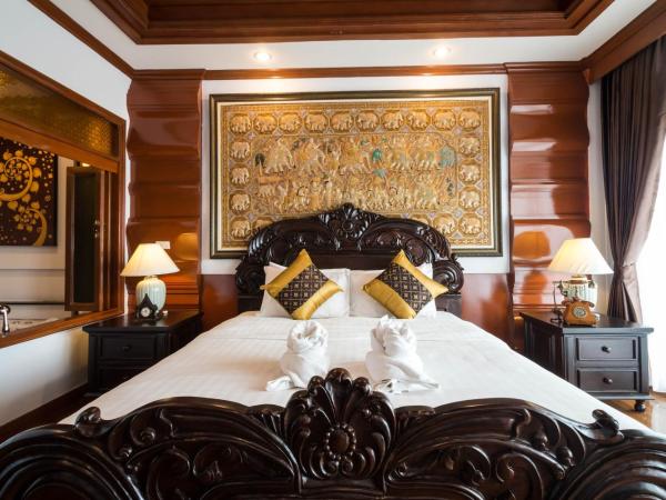 Villa Sirilanna Hotel : photo 7 de la chambre chambre lit king-size de luxe avec baignoire spa et balcon privé