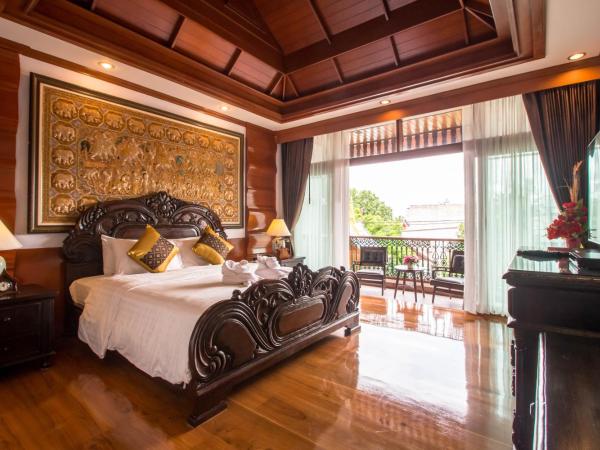 Villa Sirilanna Hotel : photo 3 de la chambre chambre lit king-size de luxe avec baignoire spa et balcon privé
