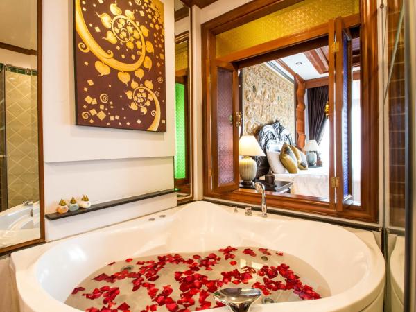 Villa Sirilanna Hotel : photo 2 de la chambre chambre lit king-size de luxe avec baignoire spa et balcon privé
