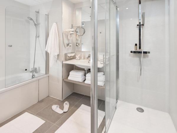 Hôtel Valdys Thalasso & Spa - la Baie : photo 6 de la chambre suite junior de luxe avec bain à remous - vue sur mer