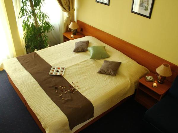 Hotel Pula : photo 2 de la chambre chambre double ou lits jumeaux avec balcon