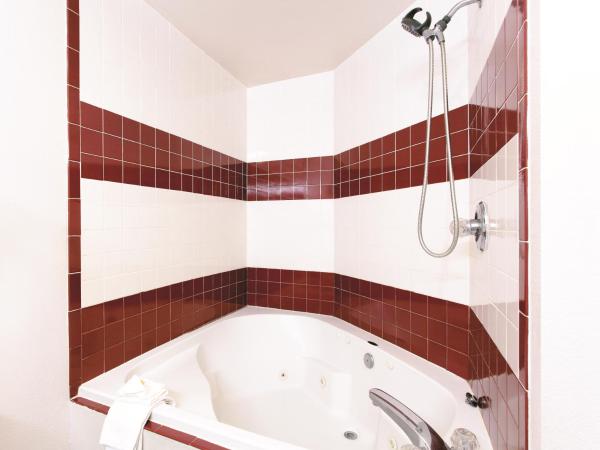 La Quinta by Wyndham Tampa Bay Area-Tampa South : photo 2 de la chambre chambre lit king-size avec bain à remous - non-fumeurs