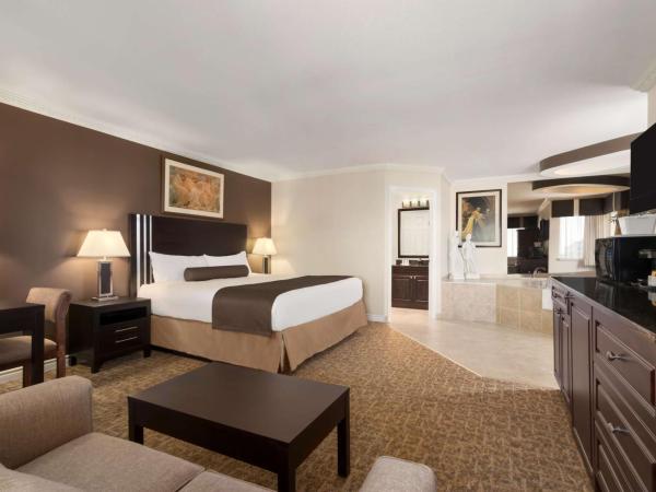 Travelodge by Wyndham Kamloops Mountview : photo 1 de la chambre suite lit king-size avec jacuzzi