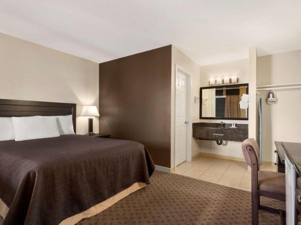 Travelodge by Wyndham Kamloops Mountview : photo 2 de la chambre chambre lit queen-size