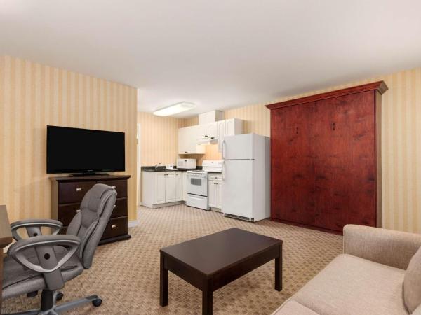 Travelodge by Wyndham Kamloops Mountview : photo 2 de la chambre suite lit queen-size – non-fumeurs