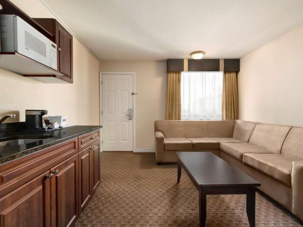 Travelodge by Wyndham Kamloops Mountview : photo 3 de la chambre suite 1 chambre avec kitchenette
