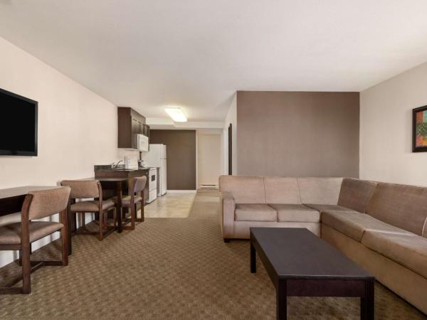 Travelodge by Wyndham Kamloops Mountview : photo 2 de la chambre suite 2 chambres lit queen-size avec cuisine entièrement Équipée
