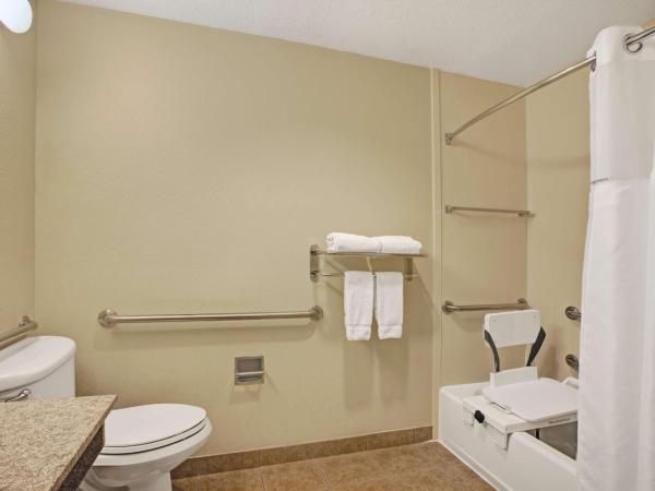 Wingate by Wyndham Houston Bush Intercontinental Airport : photo 5 de la chambre chambre lit king-size avec douche accessible en fauteuil roulant - adaptée aux personnes à mobilité réduite/malentendantes 