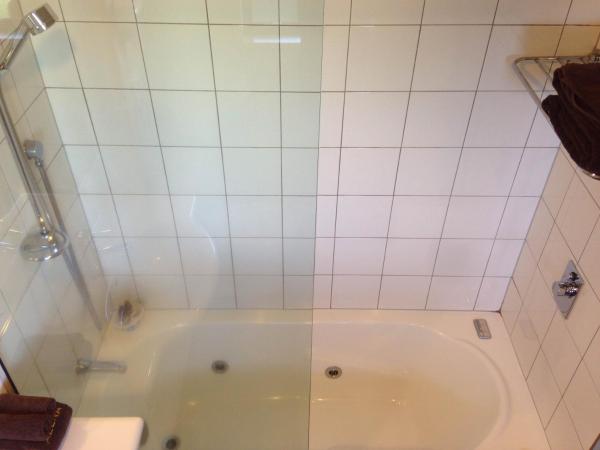 Azena Suites & Apartment : photo 6 de la chambre studio avec lit double ou lits jumeaux et baignoire spa