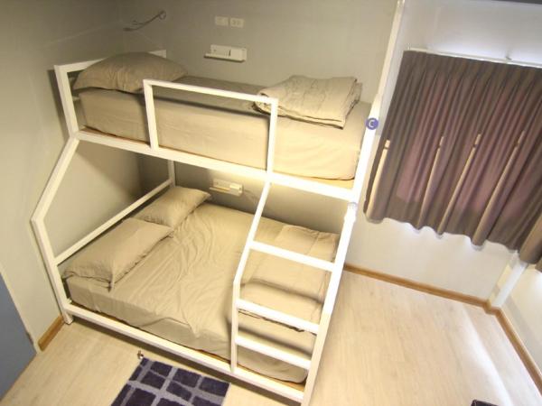 The Moon Hostel Huahin : photo 4 de la chambre chambre double ou lits jumeaux avec salle de bains commune