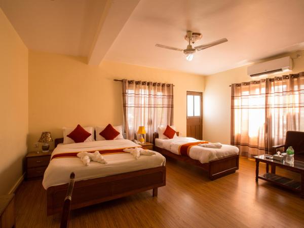 Hotel Pokhara View : photo 3 de la chambre chambre familiale avec balcon