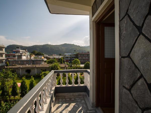 Hotel Pokhara View : photo 8 de la chambre chambre familiale avec balcon