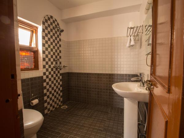 Hotel Pokhara View : photo 10 de la chambre chambre familiale avec balcon