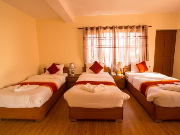 Hotel Pokhara View : photo 3 de la chambre chambre triple - vue sur ville