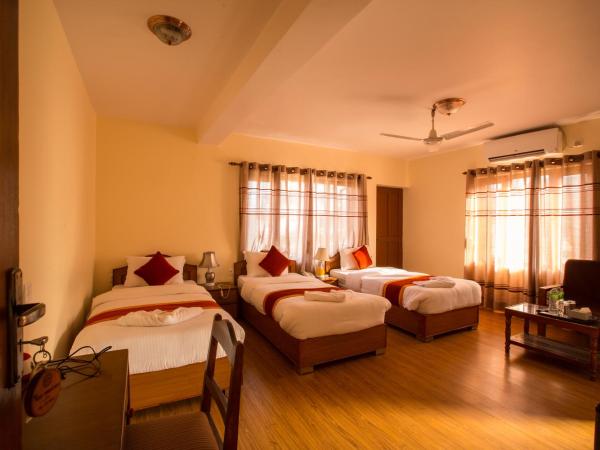Hotel Pokhara View : photo 2 de la chambre chambre triple - vue sur ville