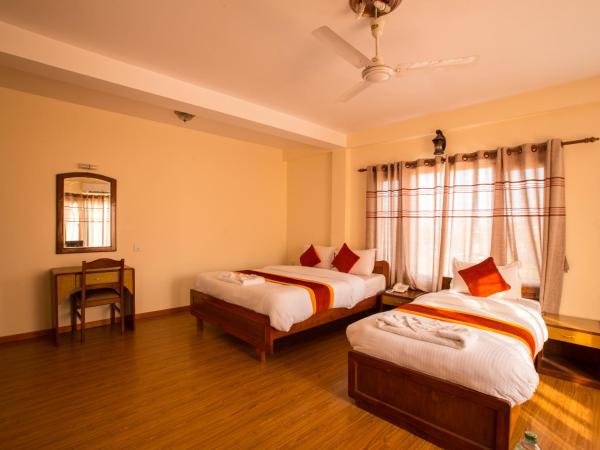 Hotel Pokhara View : photo 5 de la chambre chambre familiale avec balcon
