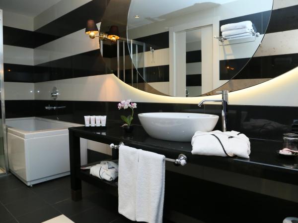 Ramada Hotel & Suites by Wyndham Istanbul- Sisli : photo 2 de la chambre family suite with one double bed and twin beds