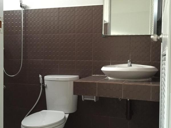 Chiangmai HomeTeL : photo 10 de la chambre chambre double avec salle de bains privative