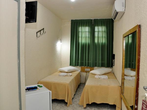 Hotel Plaza Riazor : photo 5 de la chambre chambre lits jumeaux