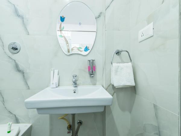 Treebo Greenwood Premier Suites, Old Airport Road : photo 8 de la chambre chambre double deluxe