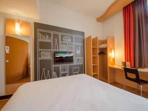 Ibis Sarlat Centre : photo 5 de la chambre chambre standard avec 1 lit double et 1 lit simple