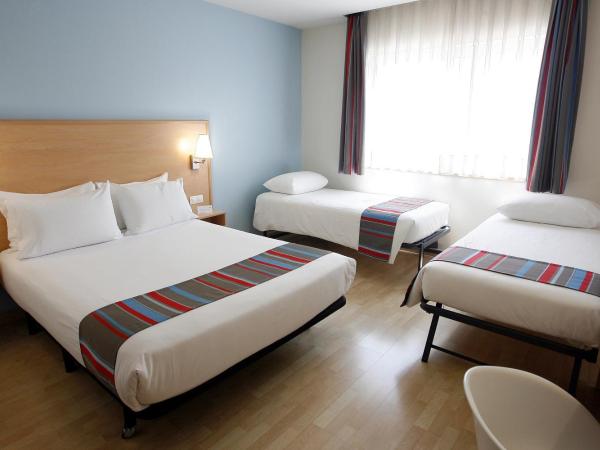 Travelodge Torrelaguna : photo 1 de la chambre chambre familiale