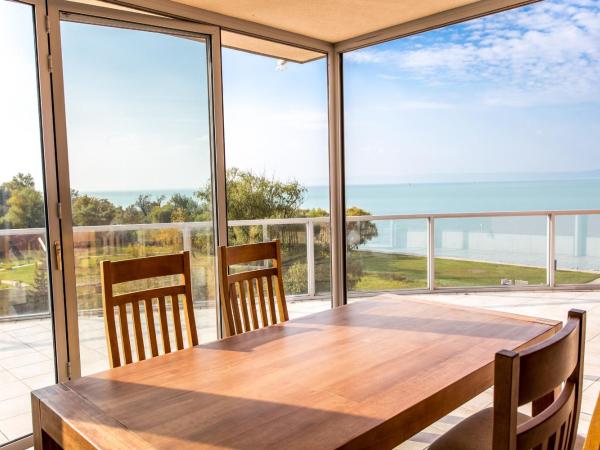 Luxury Apartment Hotel Siófok : photo 1 de la chambre appartement de grand standing 3 chambres avec balcon - vue sur lac