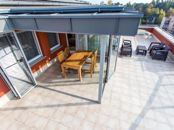 Luxury Apartment Hotel Siófok : photo 4 de la chambre appartement de grand standing 3 chambres avec balcon - vue sur lac