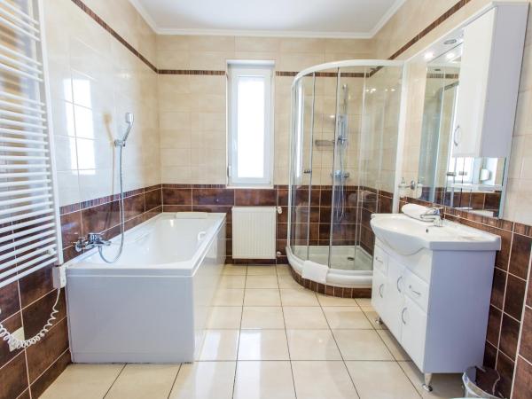 Luxury Apartment Hotel Siófok : photo 9 de la chambre appartement de grand standing 2 chambres avec balcon - vue sur lac 