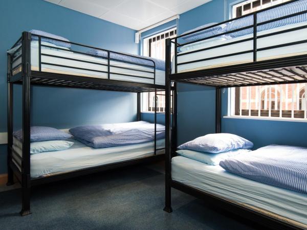 Russell Scott Backpackers Hostel : photo 1 de la chambre chambre quadruple supérieure avec salle de bains commune