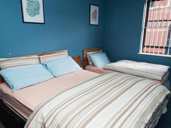 Russell Scott Backpackers Hostel : photo 1 de la chambre chambre triple supérieure avec salle de bains commune