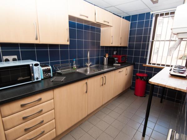 Russell Scott Backpackers Hostel : photo 4 de la chambre chambre lits jumeaux supérieure avec salle de bains commune