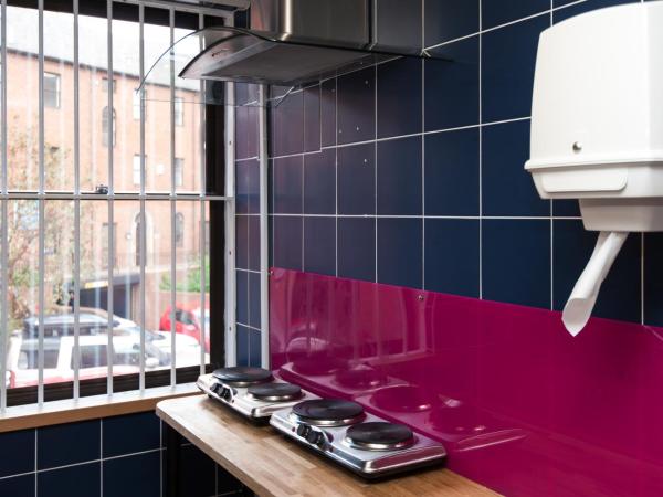 Russell Scott Backpackers Hostel : photo 3 de la chambre chambre lits jumeaux supérieure avec salle de bains commune