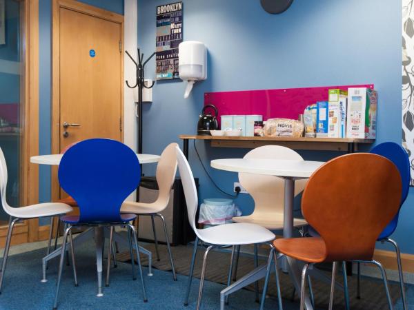 Russell Scott Backpackers Hostel : photo 4 de la chambre chambre triple supérieure avec salle de bains commune