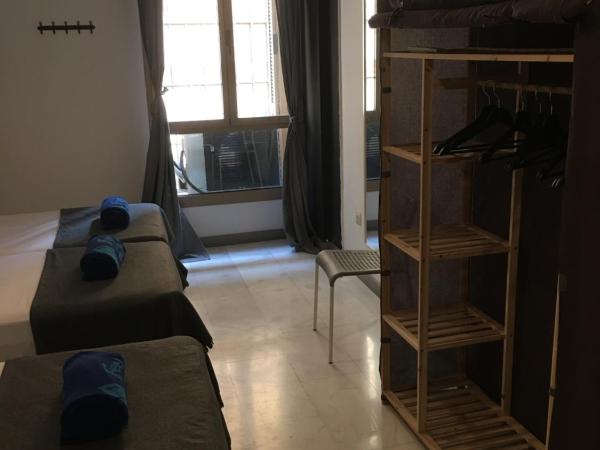 Feel Hostels Soho Malaga : photo 3 de la chambre chambre triple basique avec salle de bains commune