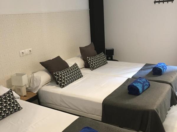 Feel Hostels Soho Malaga : photo 4 de la chambre chambre triple basique avec salle de bains commune
