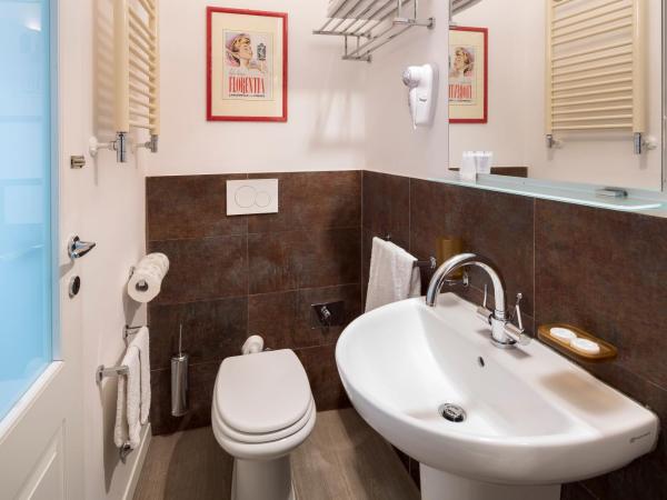 Casa Rovai Guest House : photo 1 de la chambre chambre double ou lits jumeaux avec salle de bains privative