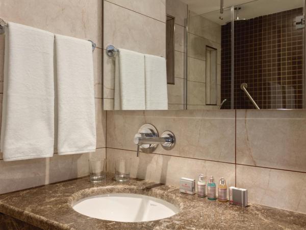 Ramada by Wyndham Istanbul Old City : photo 5 de la chambre chambre lit king-size - accessible aux personnes à mobilité réduite - non-fumeurs