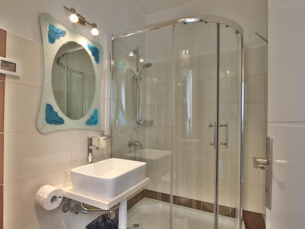 Rooms and Apartment Feral : photo 1 de la chambre chambre double confort avec balcon