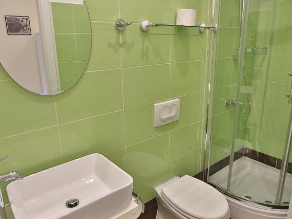 Rooms and Apartment Feral : photo 7 de la chambre chambre double classique avec balcon - vue sur jardin